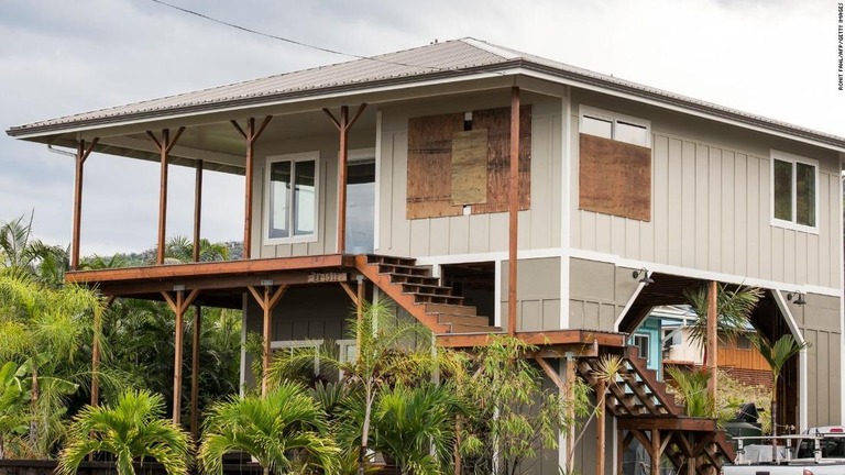 ハリケーンの襲来に備え、窓を板材で補強した家屋/RONIT FAHL/AFP/Getty Images