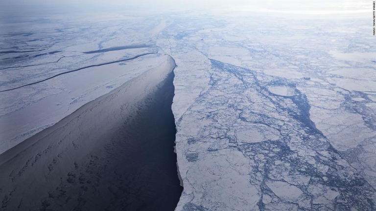 グリーンランド北部沖の厚い海氷までも、気候変動の影響で崩壊しているという/Mario Tama/Getty Images