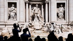 イタリアの首都ローマの名所「トレビの泉」は屈指の観光地で、いつも混雑している