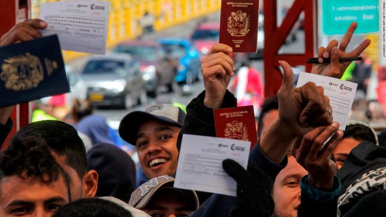 エクアドル国境を目指すベネズエラ市民＝８月/LEONARDO CASTRO/AFP/AFP/Getty Images
