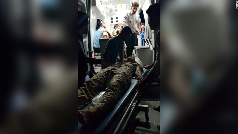 地震後、病院へ搬送される負傷者/Press TV