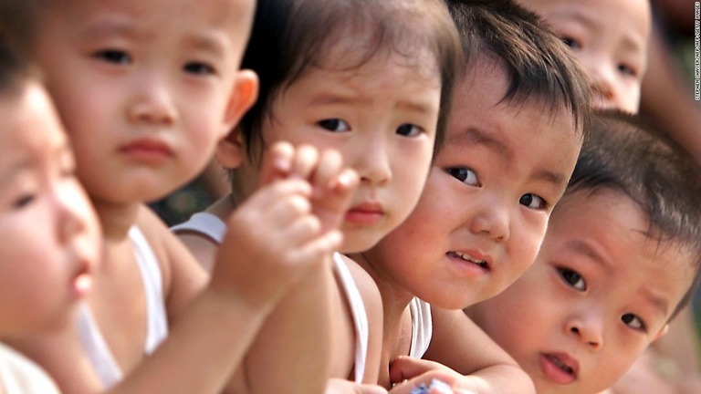 中国に産児制限撤廃の動きが見えてきた/STEPHEN SHAVER/AFP/AFP/Getty Images