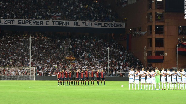ジェノア対エンポリの試合では４３分間の「黙とう」がささげられた/Paolo Rattini/Getty Images
