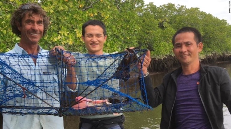 川でカニ漁をしていたバリー・プレストンさん（左）が難民とみられる男性２人を発見/Barry Preston