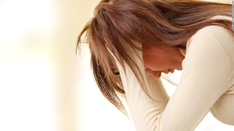 英国では１４歳少女の約４人に１人が過去１年以内に自傷行為を行ったという/Photo Illustration/Shutterstock