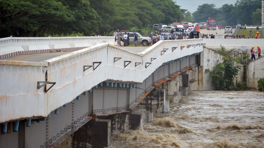 中部マンダレーとヤンゴンを結ぶ幹線道路も洪水で損傷を受けた/THET AUNG/AFP/Getty Images