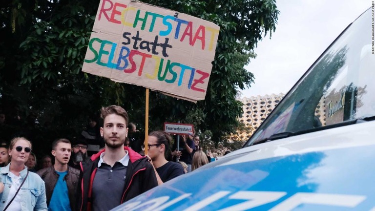 極右の主張に反対する人々もデモを組織。プラカードで「法による支配」を呼び掛けた/Sebastian Willnow/DPA via ZUMA Press