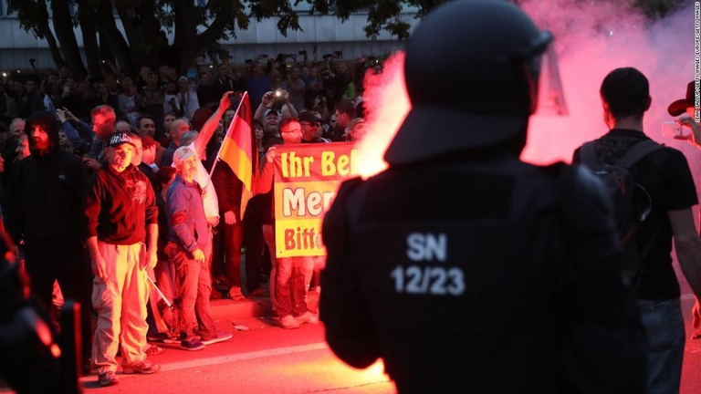 ドイツ東部で、反移民を訴える極右勢力が２日間にわたる抗議行動を行った/Sean Gallup/Getty Images Europe/Getty Images