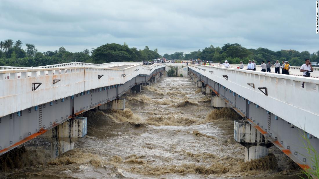 中部マンダレーとヤンゴンを結ぶ幹線道路も洪水で損傷を受けた/THET AUNG/AFP/Getty Images