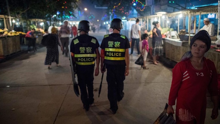 新疆ウイグル自治区カシュガルの夜の市場を巡視する警察官＝２０１７年６月２５日/AFP Contributor/AFP/AFP/Getty Images