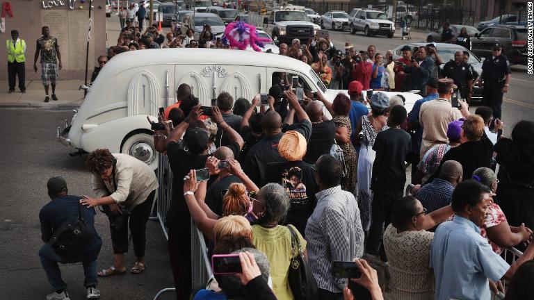 デトロイト市内の教会から出るフランクリンさんの棺をのせた車＝３０日/Scott Olson/Getty Images