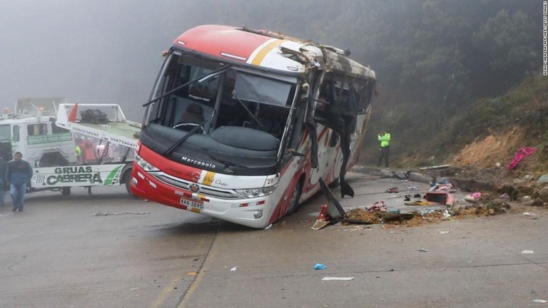 事故を起こしたバス＝クエンカの南/ADAN CABRERA/AFP/AFP/Getty Images