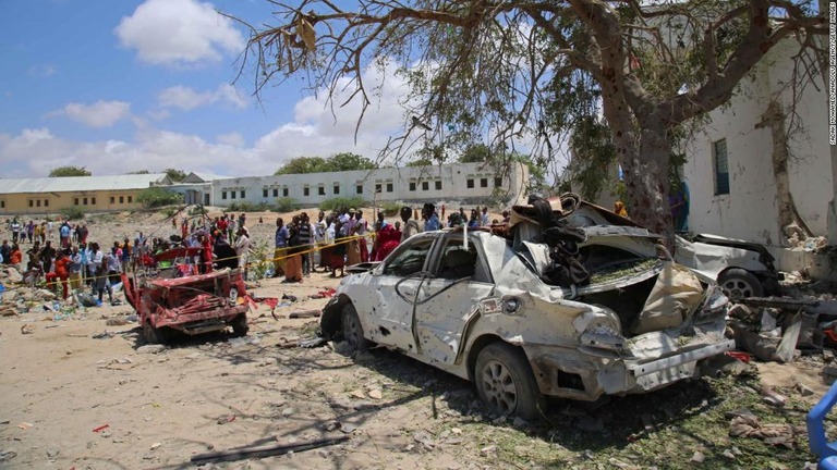 爆発後、被害状況を調べる人々＝２日、ソマリア・モガディシオ/Sadak Mohamed/Anadolu Agency/Getty Images