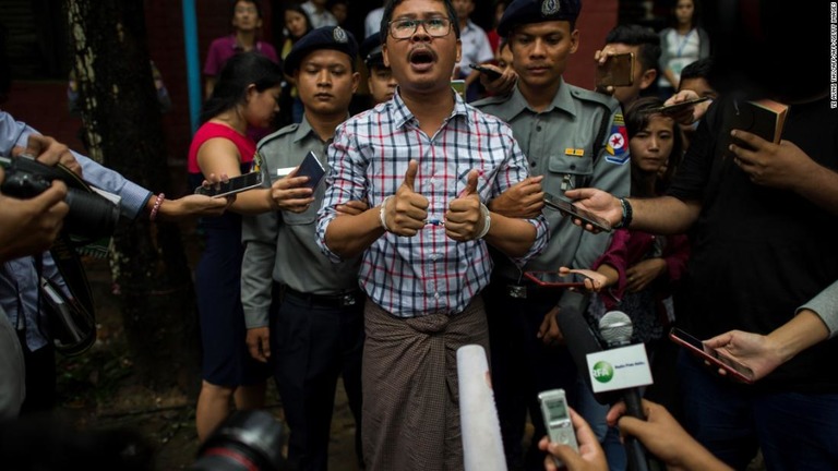 有罪判決を受けたワローン被告/YE AUNG THU/AFP/AFP/Getty Images