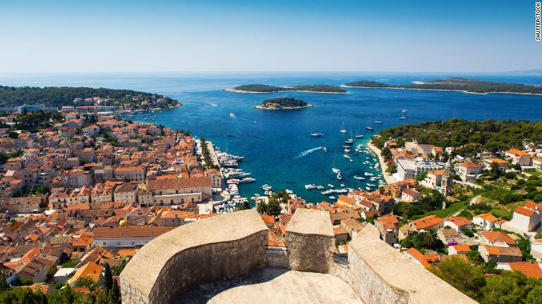 古代ローマの宮殿や中世都市の面影を今に伝えるクロアチアのダルマチア海岸/Shutterstock