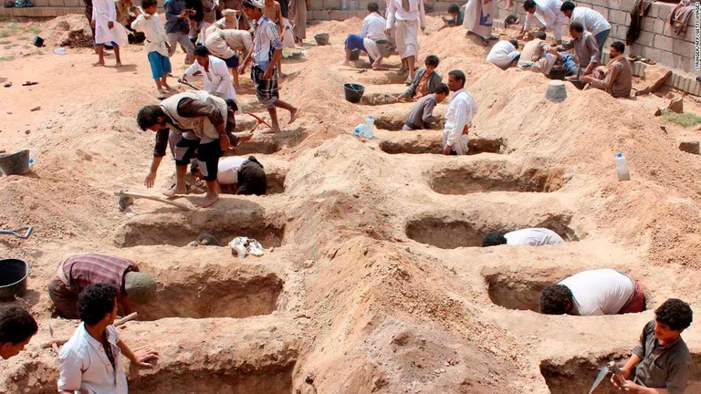 イエメンの人々が空爆で死亡した子どもたちの墓を掘る様子/STRINGER/AFP/Getty Images