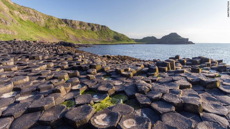 火山の噴火によって生まれた石柱群「ジャイアンツコーズウェー」で知られる北アイルランドのアントリム海岸/Shutterstock