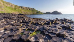 火山の噴火によって生まれた石柱群「ジャイアンツコーズウェー」で知られる北アイルランドのアントリム海岸