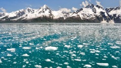 氷山と潮間氷河で知られる米アラスカ湾内のキーナイ・フィヨルド