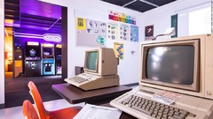 モニターに加えアーケードゲームや初期のゲーム機が入念に復元されている