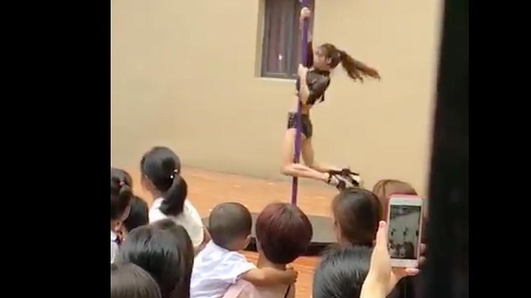 子どもたちの前で演技を披露するポールダンサー/Twittter