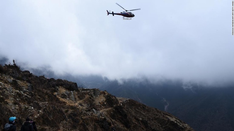 ベースキャンプの上空を飛ぶヘリコプター。当局が保険金詐欺の取り締まりに乗り出した/PRAKASH MATHEMA/AFP/AFP/Getty Images