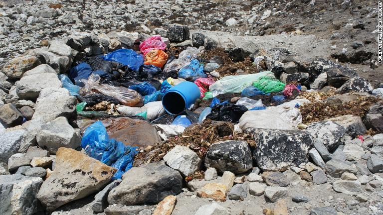 排泄物が川に漏れ出し、給水システムを汚染する恐れもある/Mount Everest Biogas Project