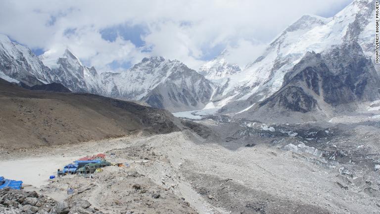 しかし氷点下の高地では排泄物は分解されず、しぼんで有害なガスを発するという/Mount Everest Biogas Project