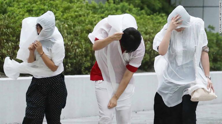 強風にあおられる人々＝名古屋市/JIJI PRESS/AFP/Getty Images