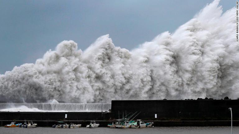 堤防を高波が襲った/Ichiro Banno/Kyodo News via AP