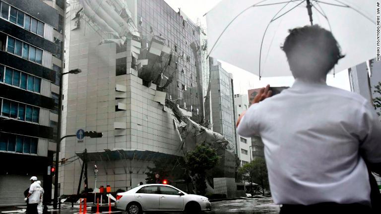 台風のために作業用の足場が倒れた/Nobuki Ito/Kyodo News via AP