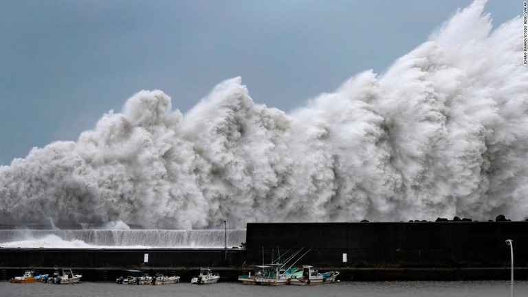日本に２５年ぶりの「非常に強い台風」上陸/Ichiro Banno/Kyodo News via AP