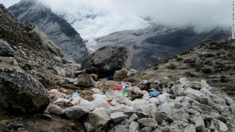 大きな穴の中に排泄物が廃棄される/Mount Everest Biogas Project