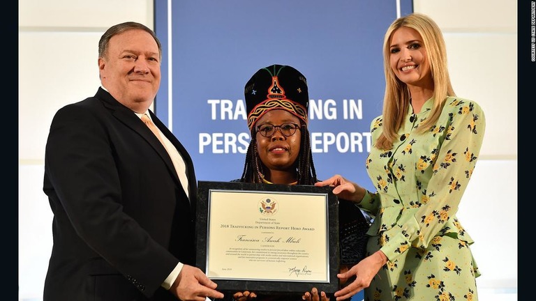 米国務省から人身売買の被害者支援への貢献を認定されるフランシスカ・アワさん（中央）/courtesy US State Department