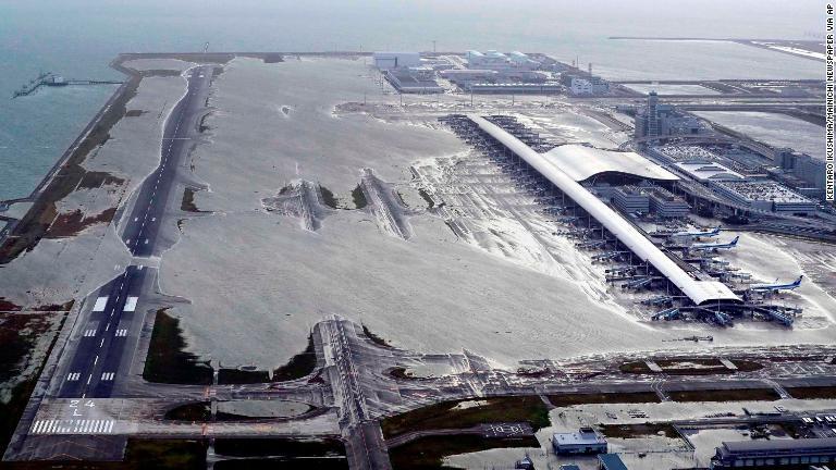 関西国際空港も水浸しに/Kentaro Ikushima/Mainichi Newspaper via AP