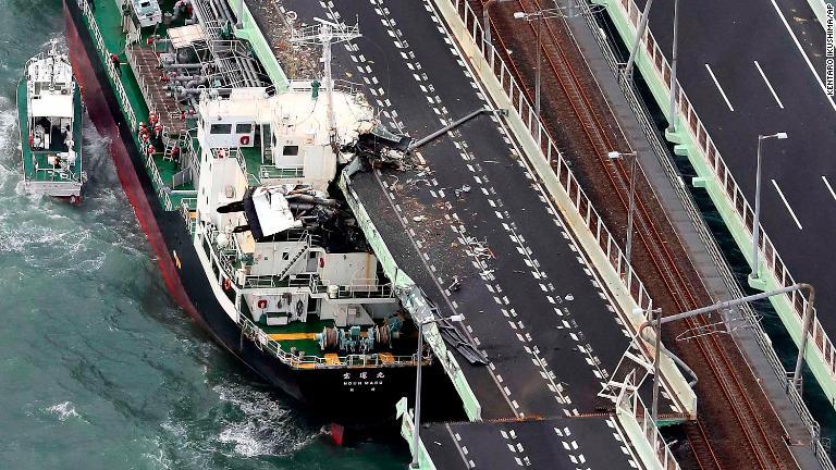 関空連絡橋にタンカーが衝突した/Kentaro Ikushima/Mainichi Newspaper via AP