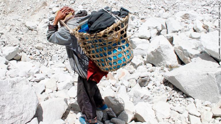 廃棄所となっている凍結した湖底まで排泄物を運ぶポーター(運搬人)/Nathaniel Janega/ Mount Everest Biogas Project