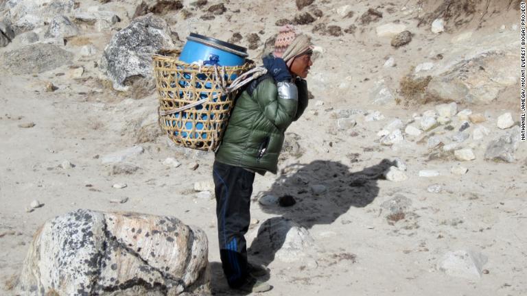 エベレスト登山者の排泄物は人力で廃棄所まで運搬される/Nathaniel Janega/ Mount Everest Biogas Project
