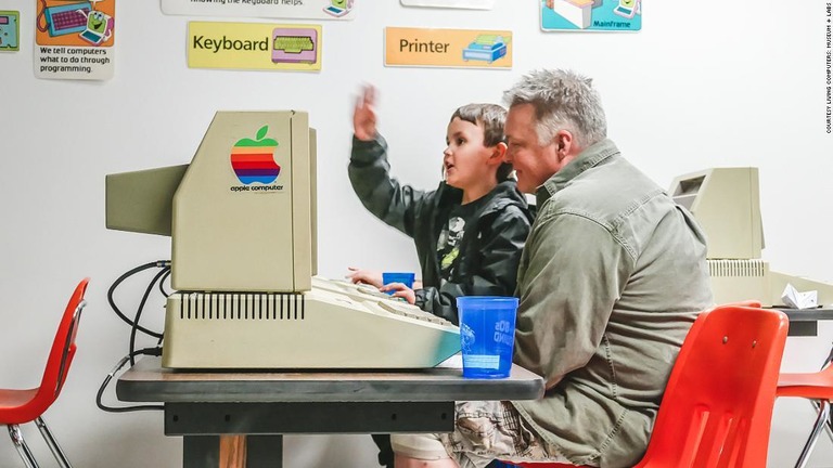 親は自分の子ども時代を我が子と共有できる/Courtesy Living Computers: Museum + Labs