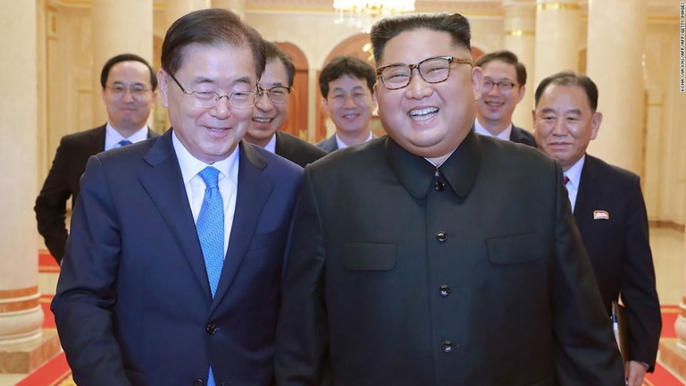 韓国特使の鄭義溶氏と談笑する北朝鮮の金正恩朝鮮労働党委員長/KCNA VIA KNS/AFP/AFP/Getty Images