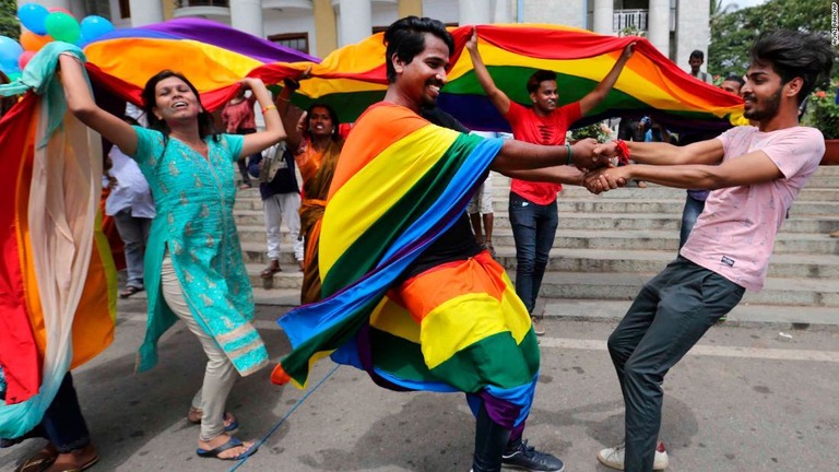 インドの最高裁が、同性同士の合意の上での性行為を犯罪ではないと認めた/Aijaz Rahi/AP