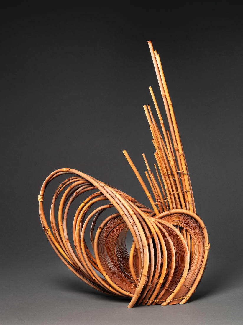 真竹や籐（とう）などを利用して作られた彫刻的な作品/Honma Kazuaki