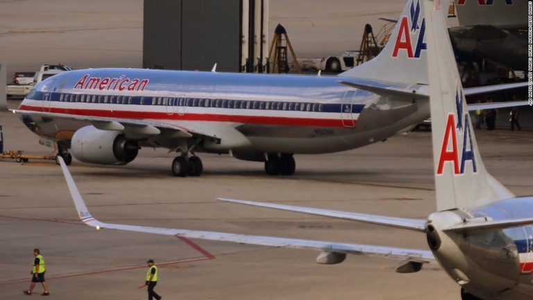 アメリカン航空の機長が、臨時着陸を強いられた乗客にピザ４０枚を自ら配る一幕があった/Joe Raedle/Getty Images North America/Getty Images