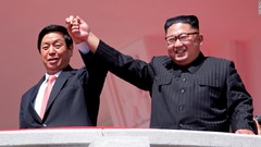 金正恩委員長（右）と栗戦書・全国人民代表大会常務委員長