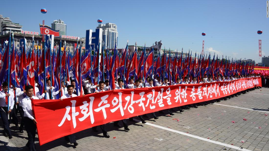 金日成広場を行進する北朝鮮の人々/Tim Schwarz/CNN