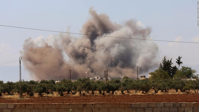爆撃によって舞い上がる煙＝イドリブ県/OMAR HAJ KADOUR/AFP/Getty Images
