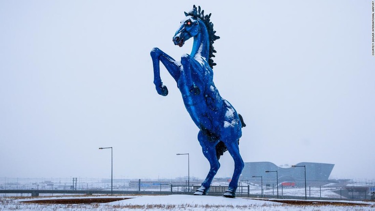 空港と何の関係が？　高さ１０メートル近くもある青い馬の像/Courtesy Denver International Airport