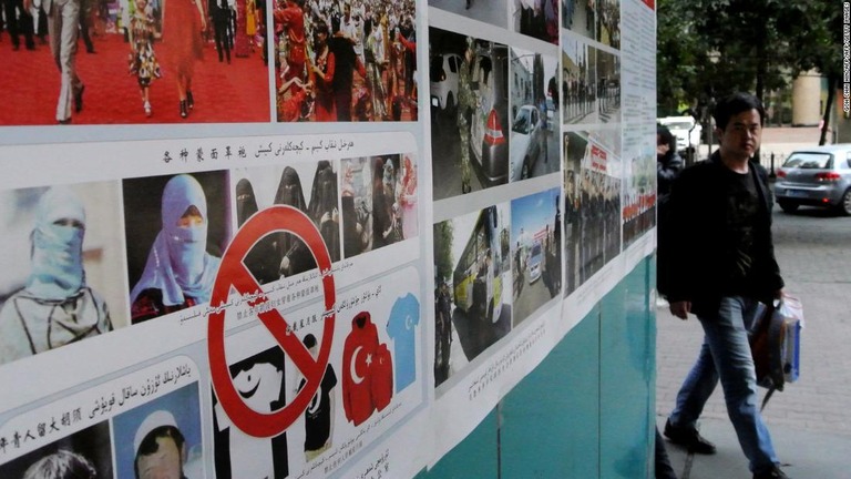 区都ウルムチの街路に掲示された、区内での「テロ」撲滅を呼びかけるポスター