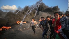 イスラエル軍と衝突、パレスチナの若者２人が死亡　ガザ境界