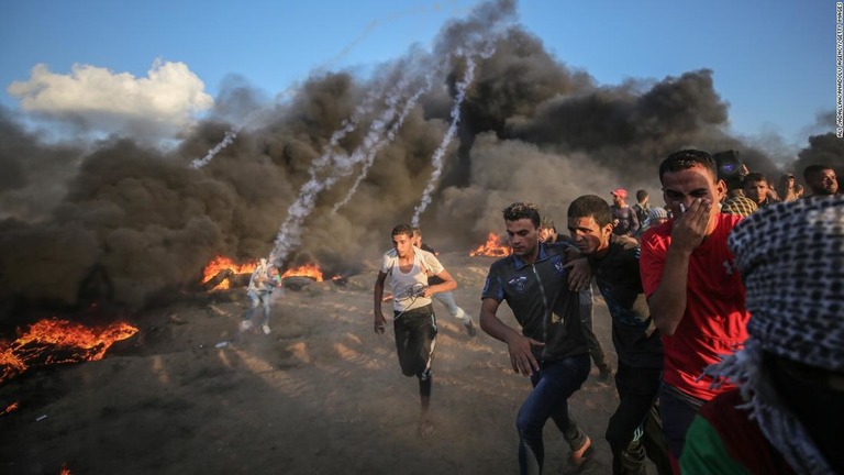 境界付近でのデモ中、イスラエル軍により催涙ガスが発射された際の様子＝９月７日/Ali Jadallah/Anadolu Agency/Getty Images